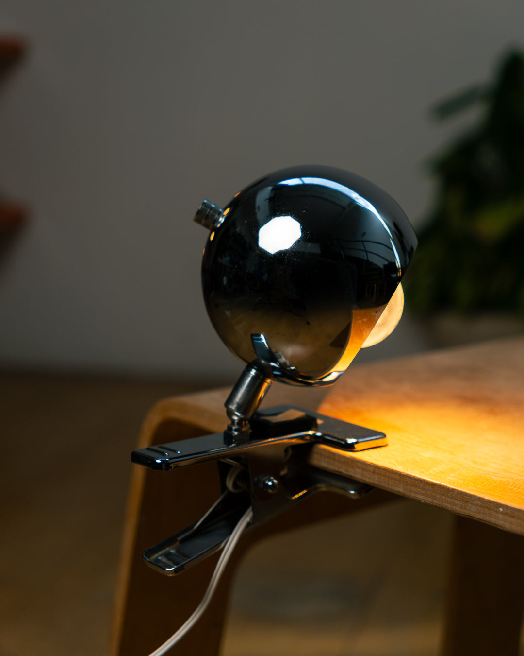 Vintage chrome eyeball clip lamp from the 1970s with adjustable spherical shade and integrated clip switch. Mid Century, Space Age design, Vecino Shop, vintage with soul.