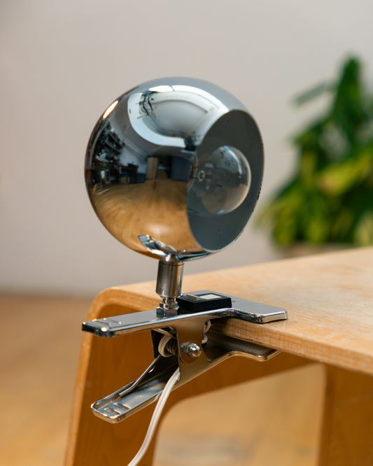Vintage chrome eyeball clip lamp from the 1970s with adjustable spherical shade and integrated clip switch. Mid Century, Space Age design, Vecino Shop, vintage with soul.
