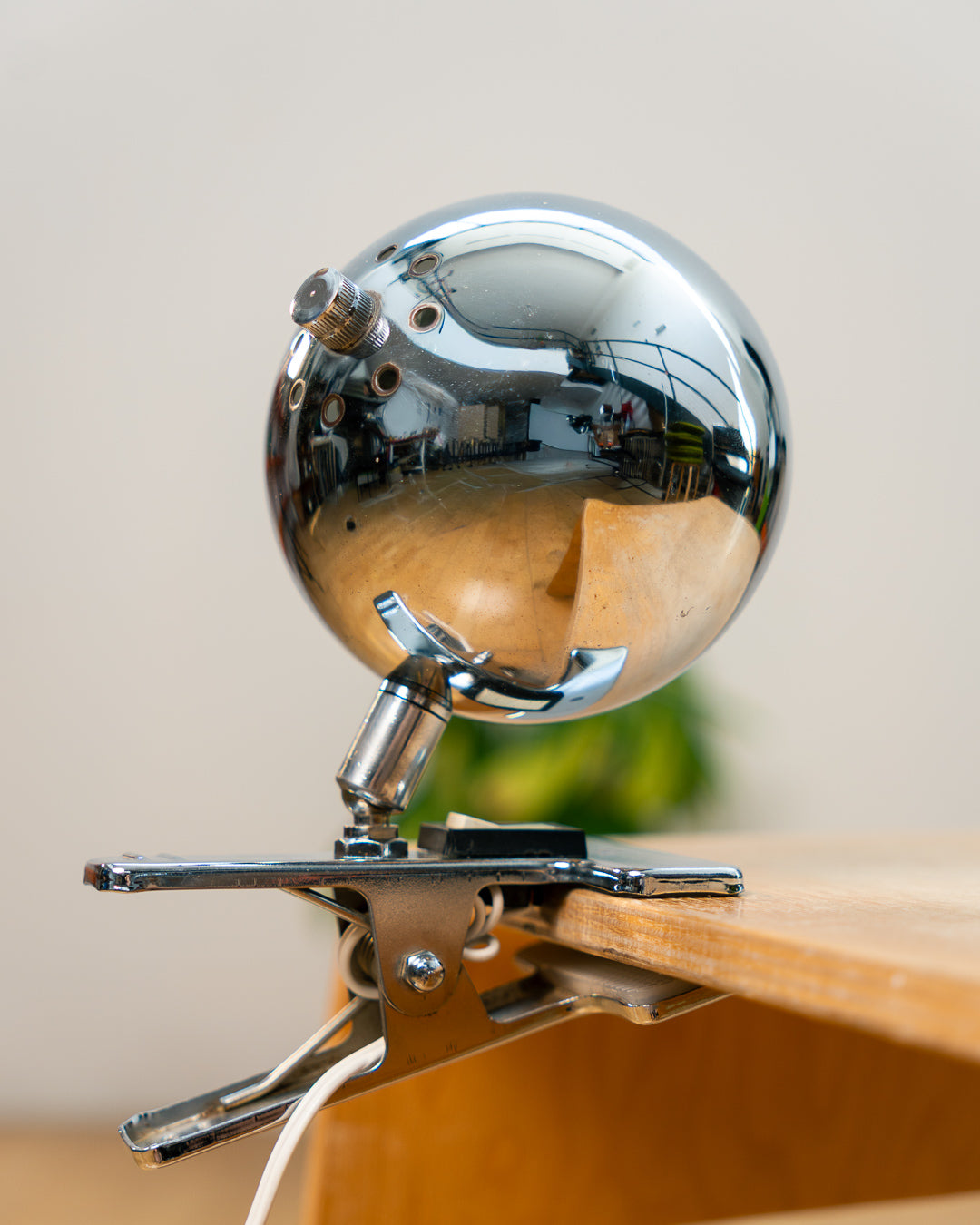 Vintage chrome eyeball clip lamp from the 1970s with adjustable spherical shade and integrated clip switch. Mid Century, Space Age design, Vecino Shop, vintage with soul.