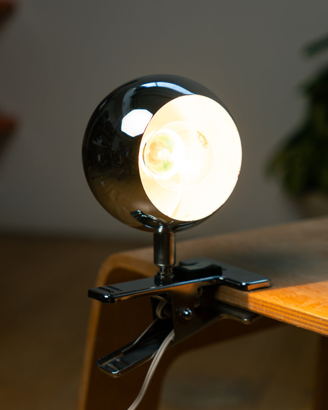 Vintage chrome eyeball clip lamp from the 1970s with adjustable spherical shade and integrated clip switch. Mid Century, Space Age design, Vecino Shop, vintage with soul.