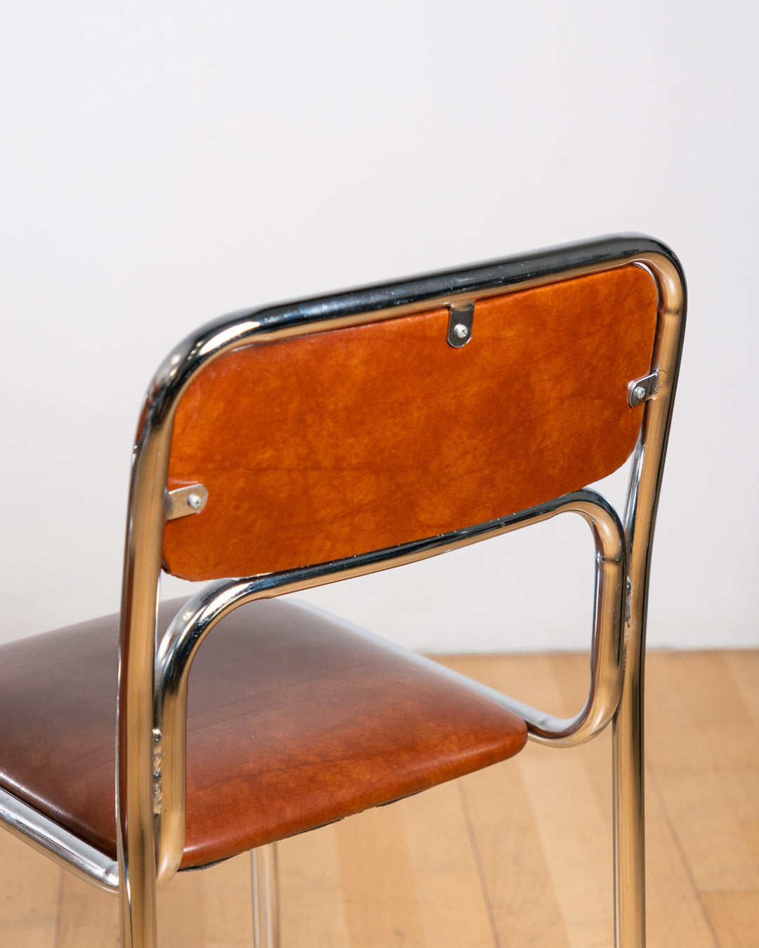Set of two vintage 1970s Bauhaus tubular chrome dining chairs with brown PU leather upholstery. Stackable design. Vecino Shop