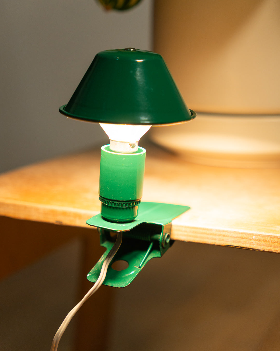 Vintage Luxus mushroom clip lamp in bottle green, 1970s Spanish design with clamp base and Space Age style. Vecino Shop