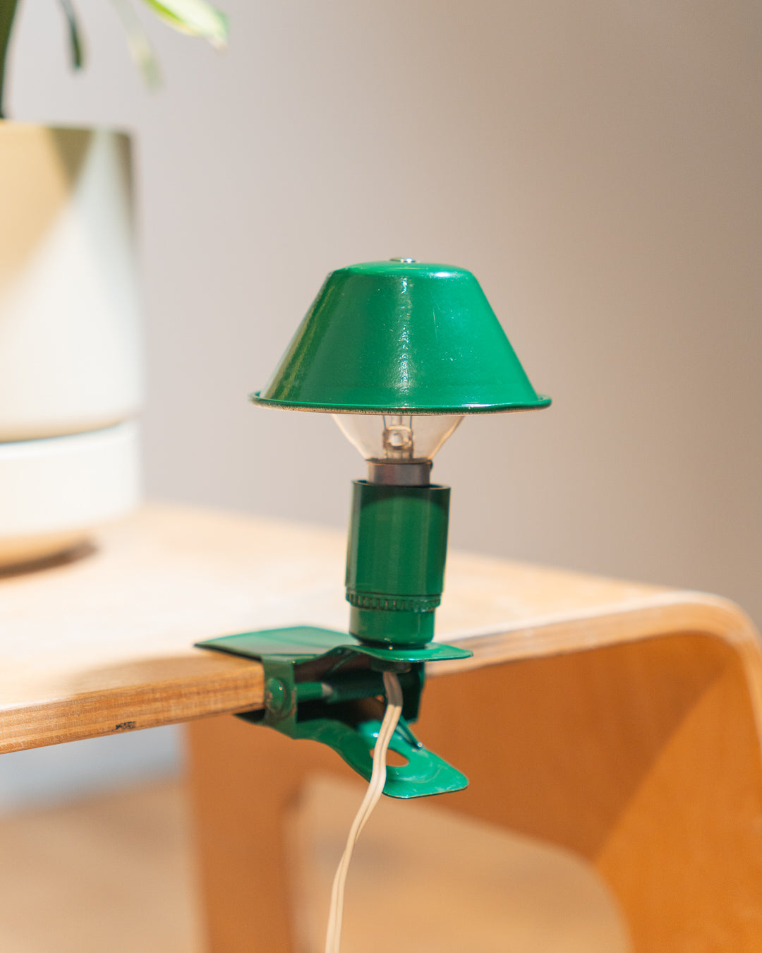 Vintage Luxus mushroom clip lamp in bottle green, 1970s Spanish design with clamp base and Space Age style. Vecino Shop