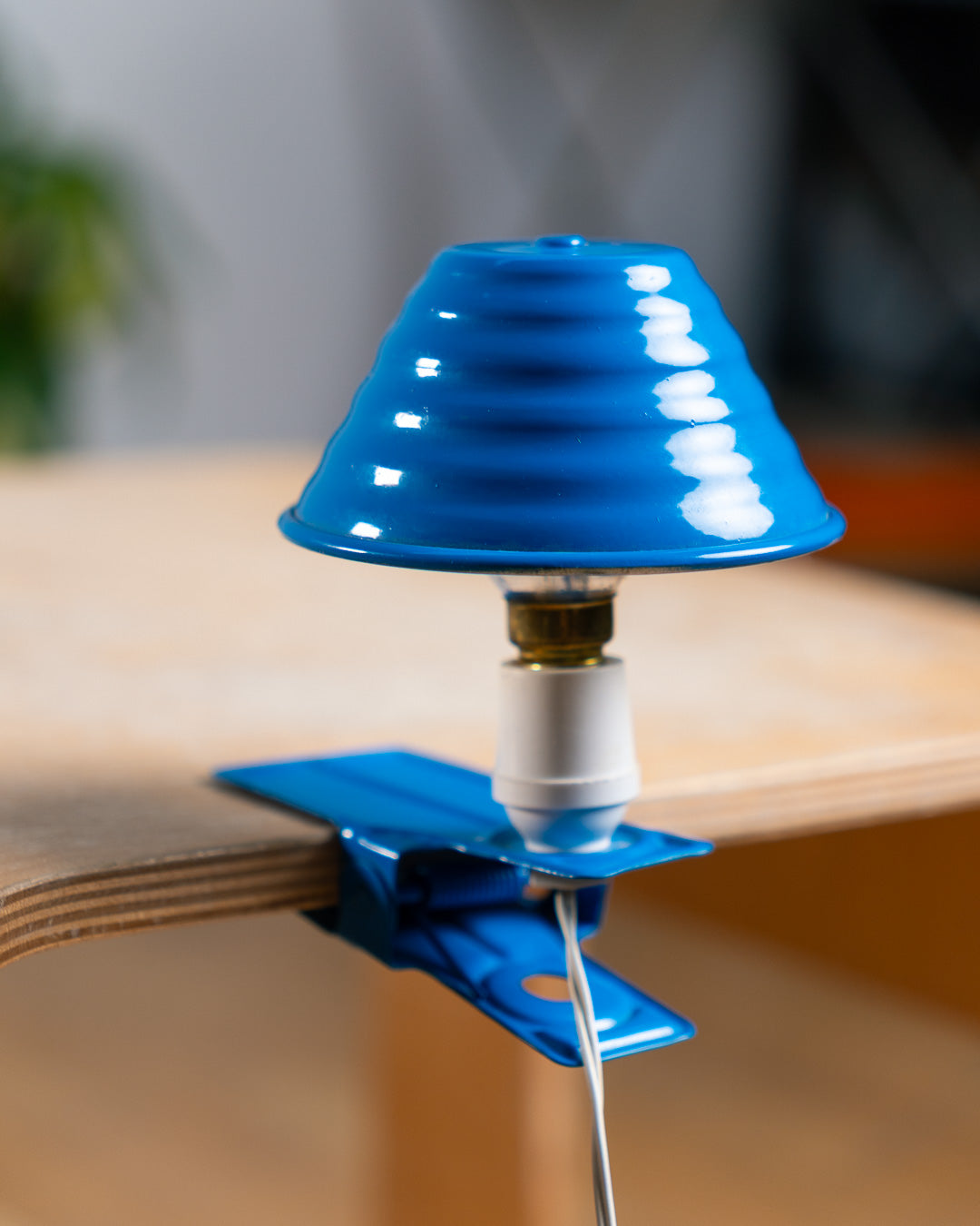Vintage cerulean blue mini mushroom clip lamp with ribbed shade, 1970s Spanish Space Age design. Vecino Shop