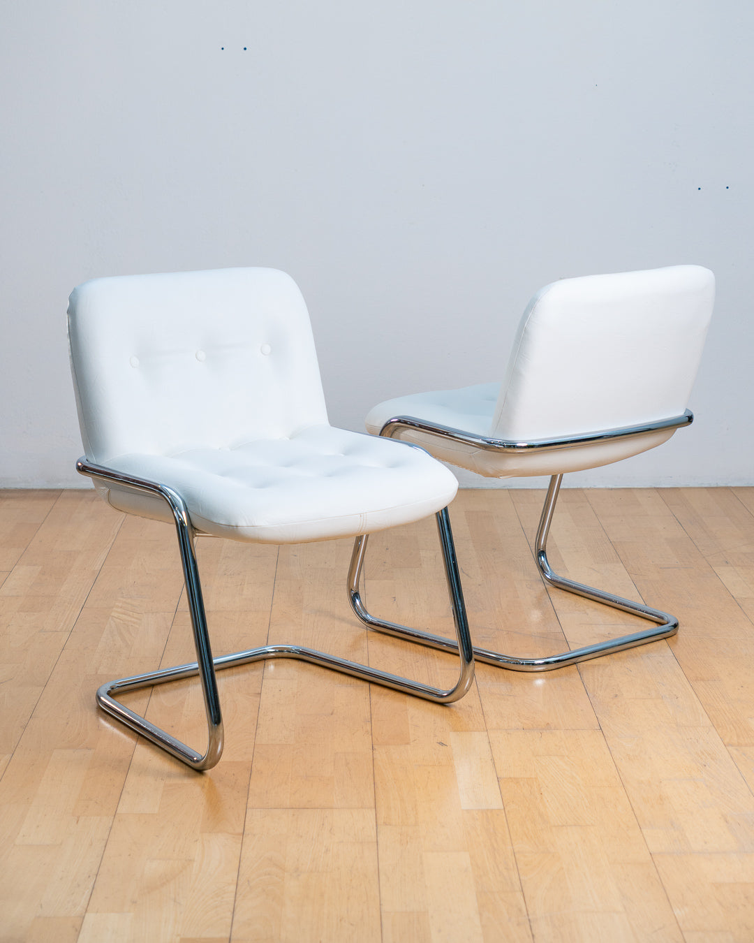 Vintage Storm Chair by Yves Christin for Airborne with white PU leather and chrome frame from the 1970s. Vecino Shop