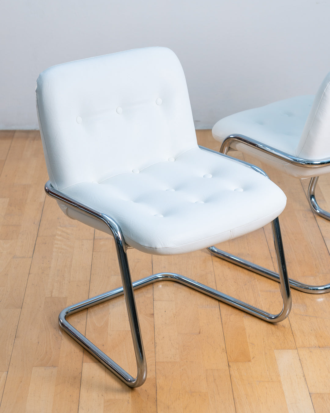 Vintage Storm Chair by Yves Christin for Airborne with white PU leather and chrome frame from the 1970s. Vecino Shop