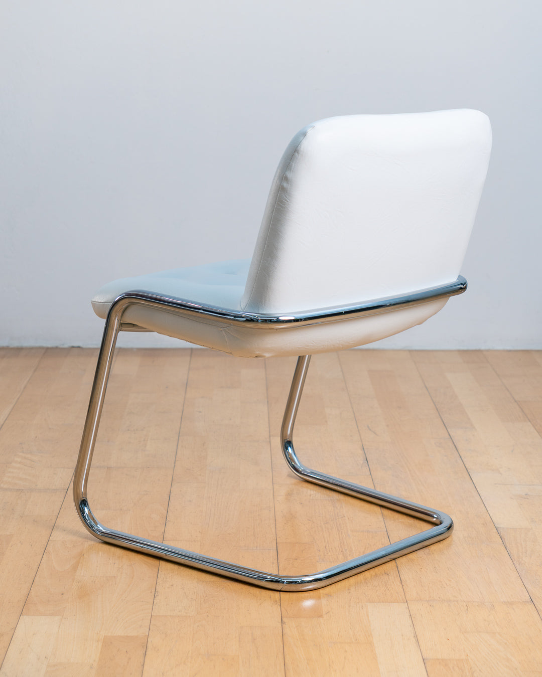 Vintage Storm Chair by Yves Christin for Airborne with white PU leather and chrome frame from the 1970s. Vecino Shop