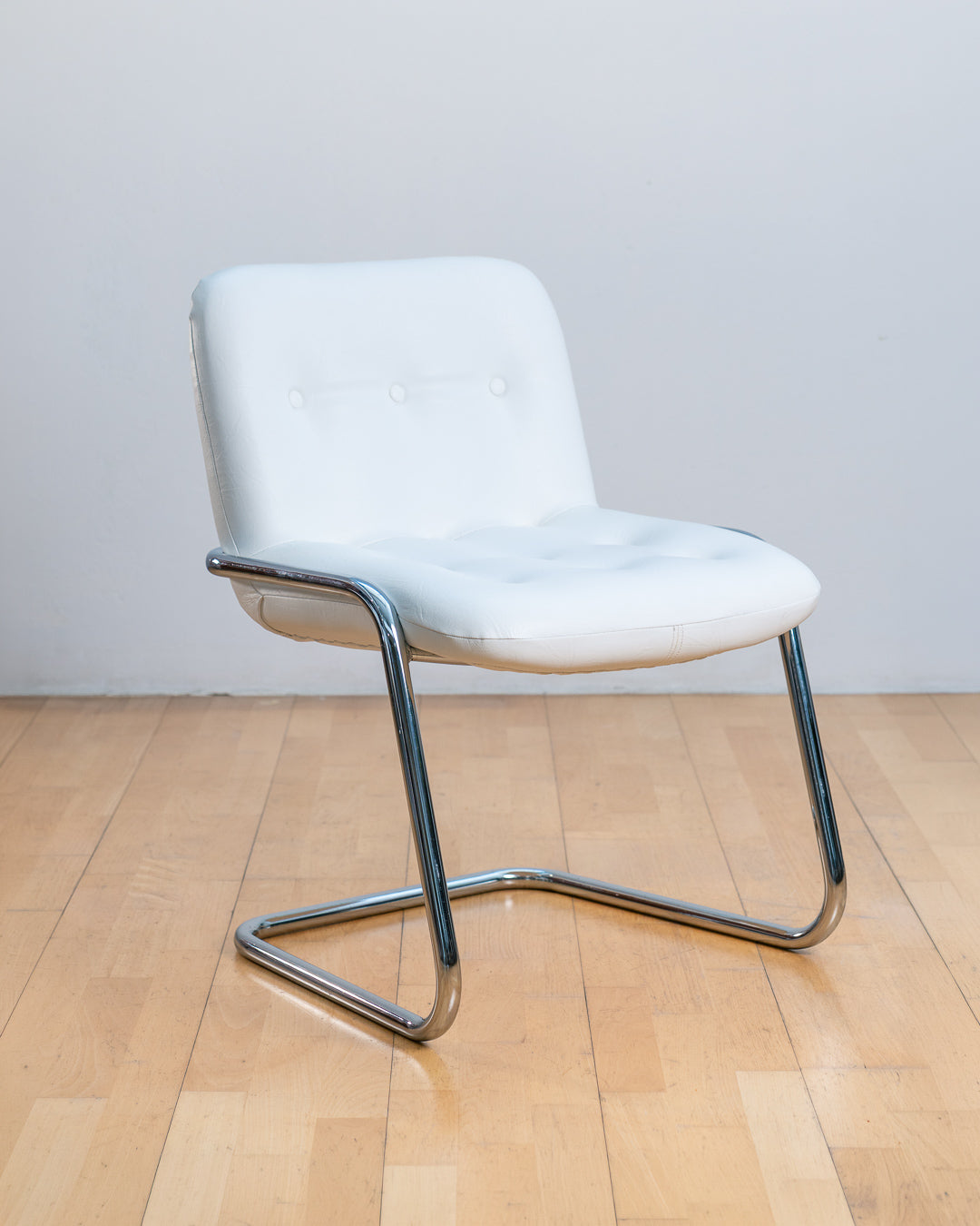 Vintage Storm Chair by Yves Christin for Airborne with white PU leather and chrome frame from the 1970s. Vecino Shop