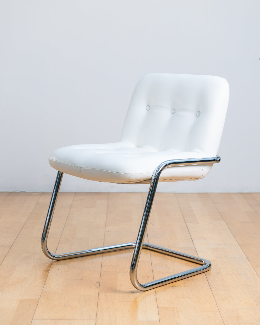 Vintage Storm Chair by Yves Christin for Airborne with white PU leather and chrome frame from the 1970s. Vecino Shop