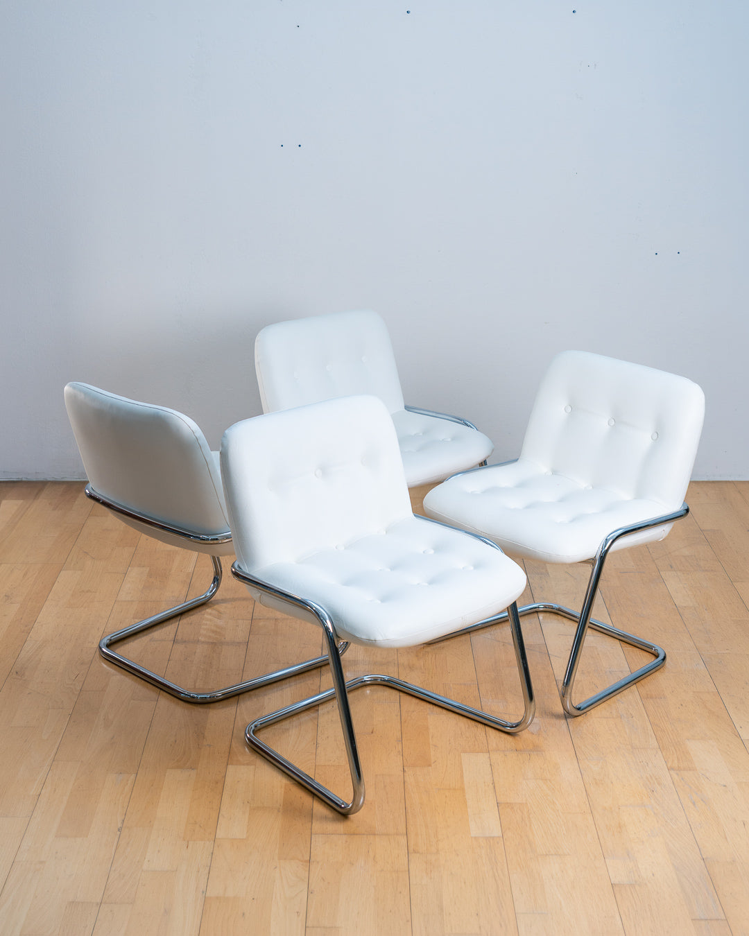 Vintage Storm Chair by Yves Christin for Airborne with white PU leather and chrome frame from the 1970s. Vecino Shop