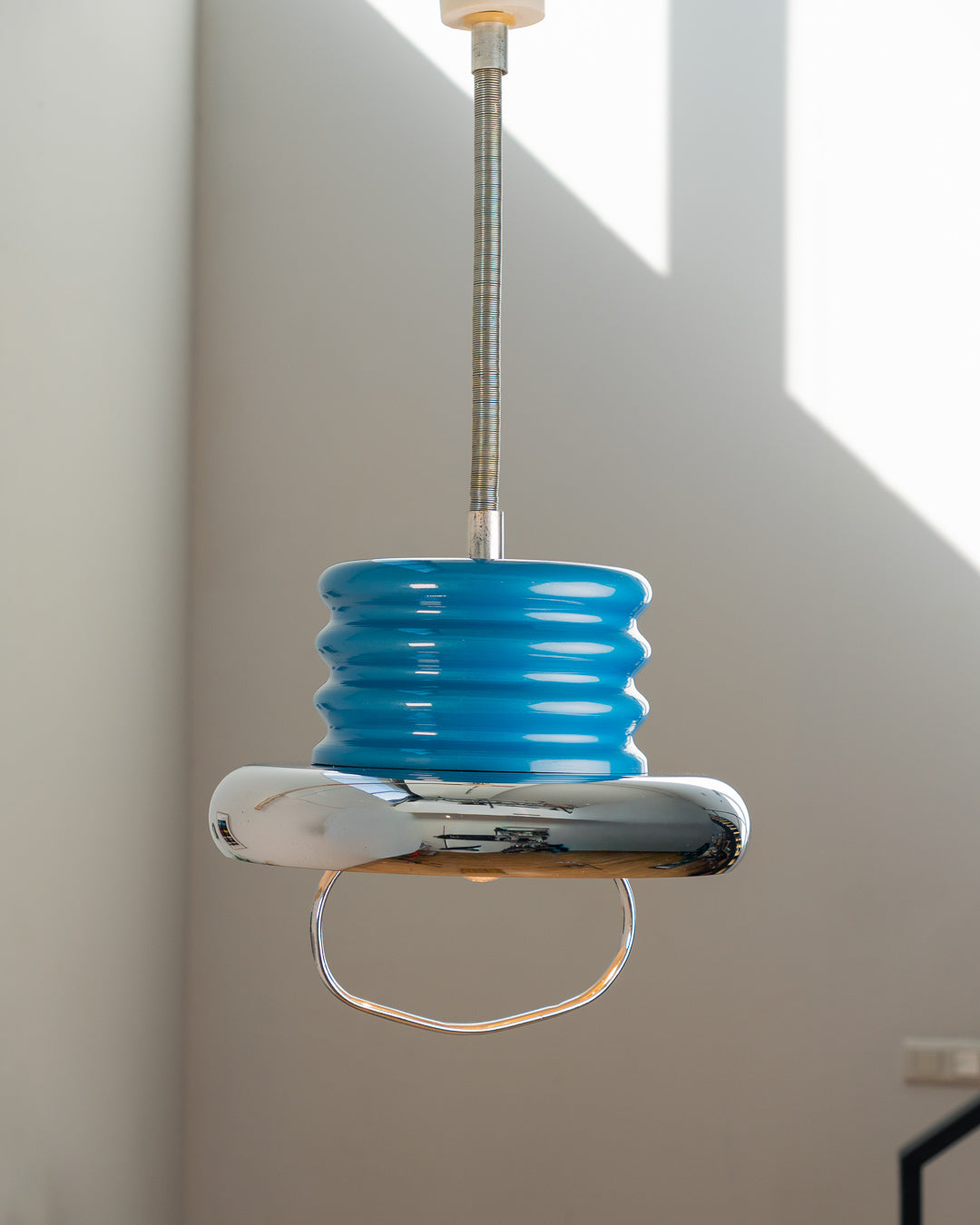 Vintage 1970s chrome and blue lacquered extendable ceiling lamp with ribbed body and reflective chrome disc. Space Age style. Vecino Shop