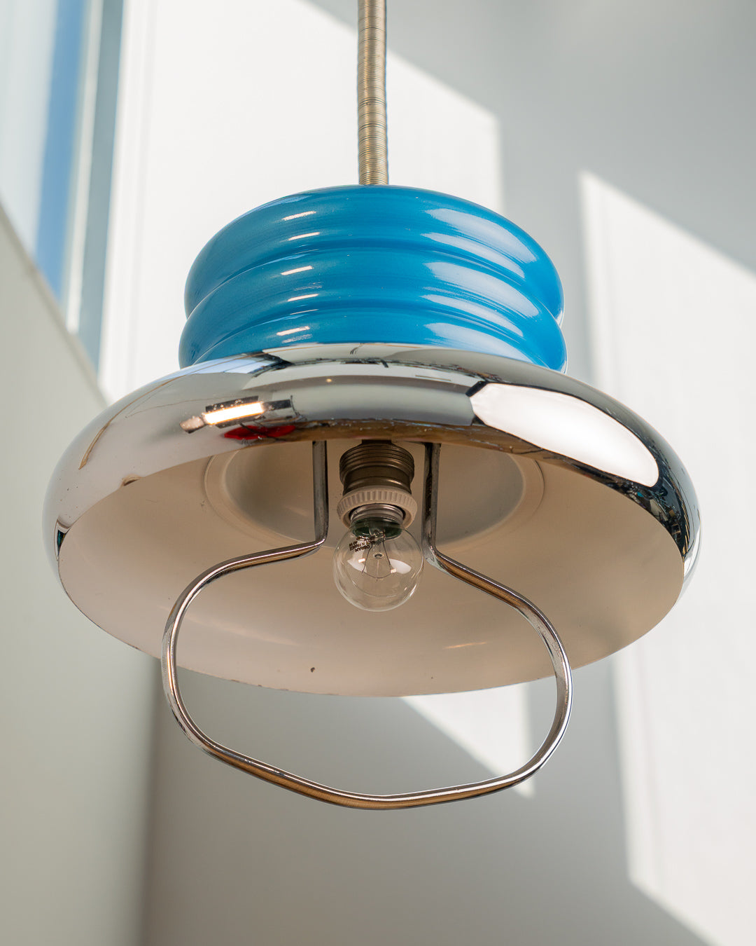 Vintage 1970s chrome and blue lacquered extendable ceiling lamp with ribbed body and reflective chrome disc. Space Age style. Vecino Shop