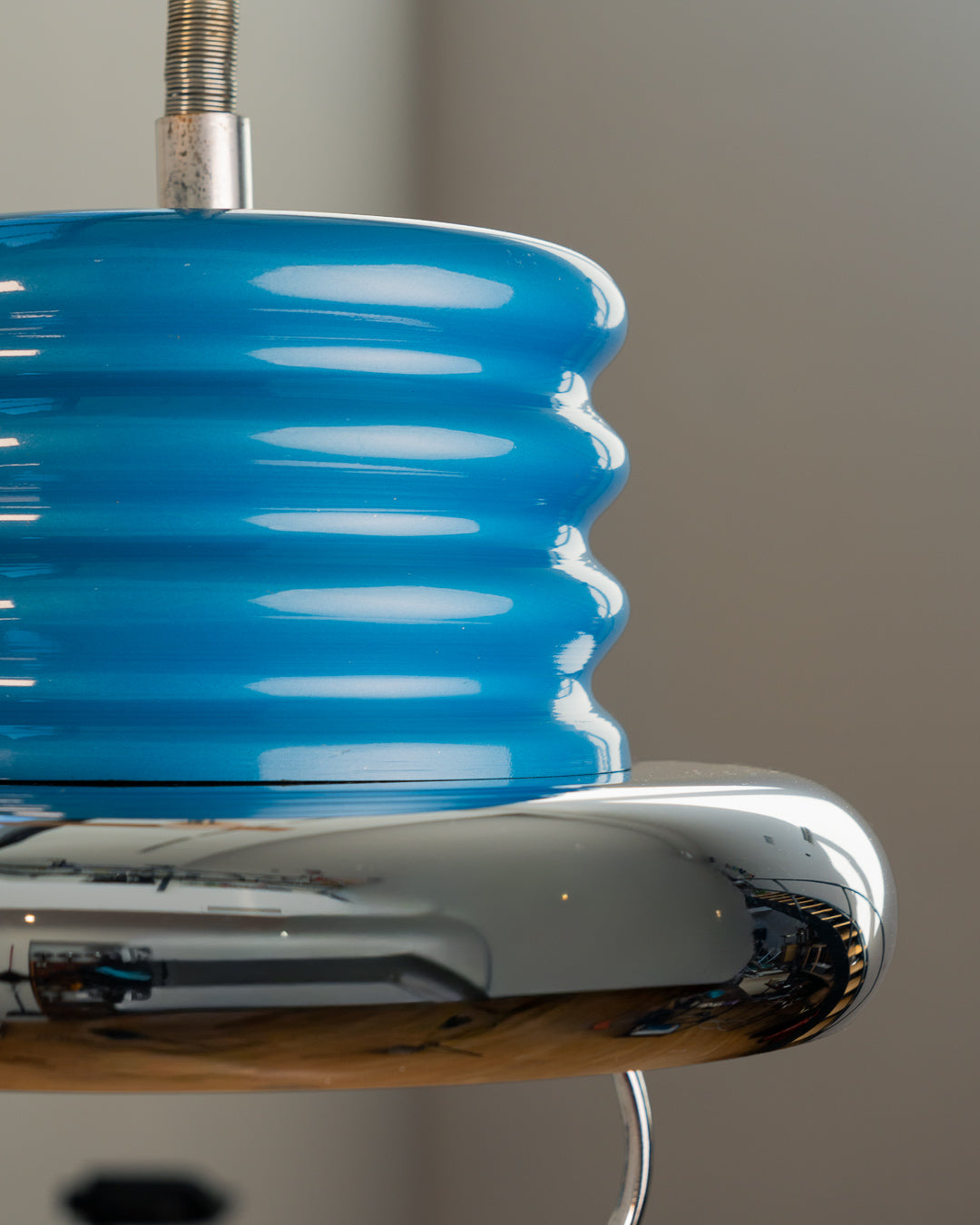 Vintage 1970s chrome and blue lacquered extendable ceiling lamp with ribbed body and reflective chrome disc. Space Age style. Vecino Shop