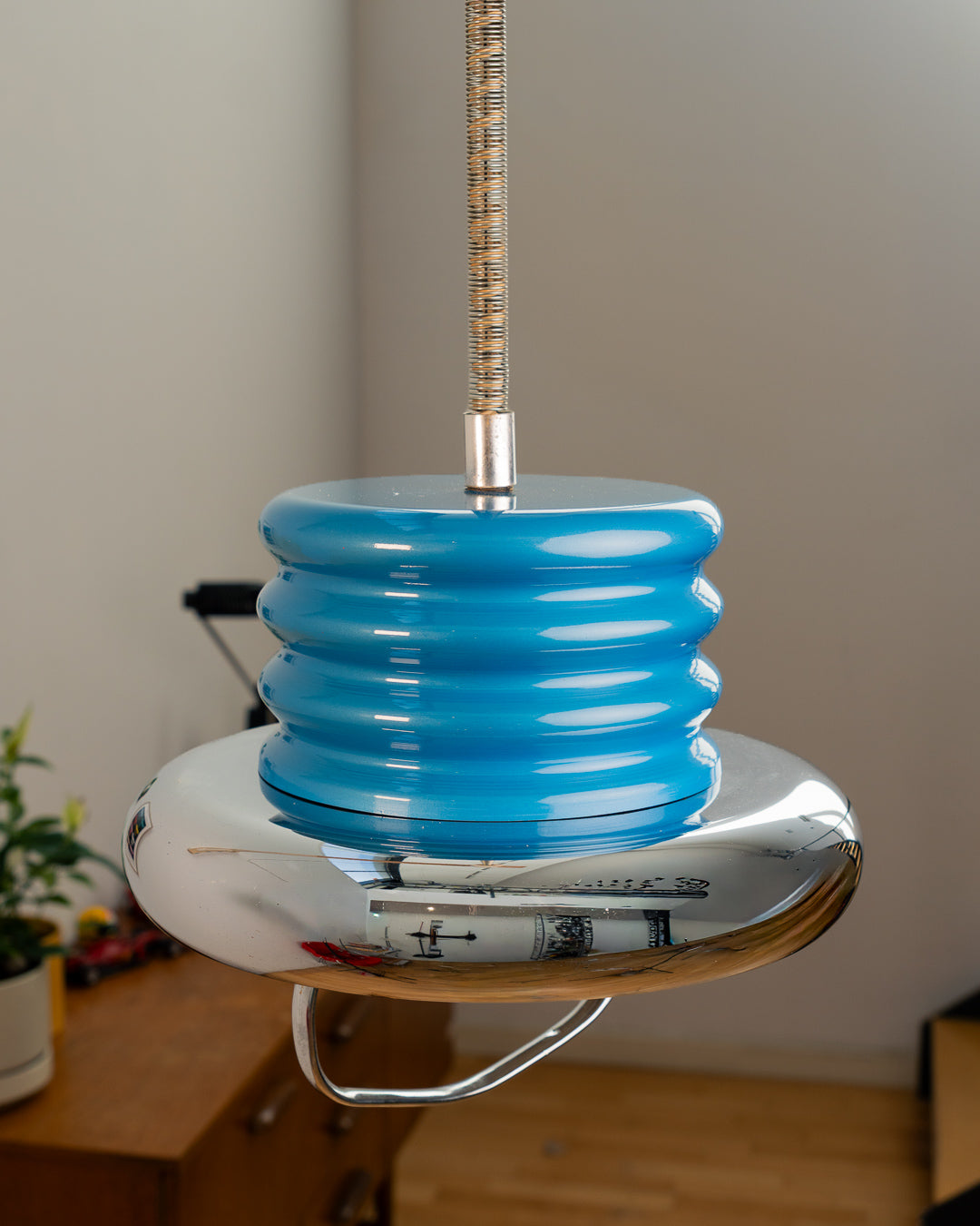 Vintage 1970s chrome and blue lacquered extendable ceiling lamp with ribbed body and reflective chrome disc. Space Age style. Vecino Shop