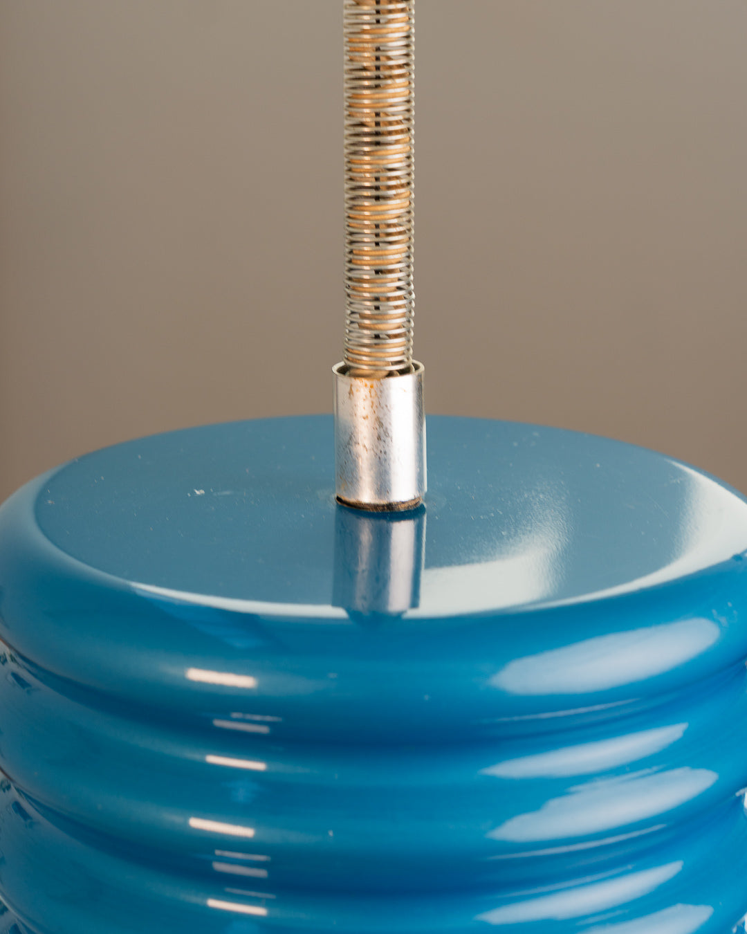 Vintage 1970s chrome and blue lacquered extendable ceiling lamp with ribbed body and reflective chrome disc. Space Age style. Vecino Shop