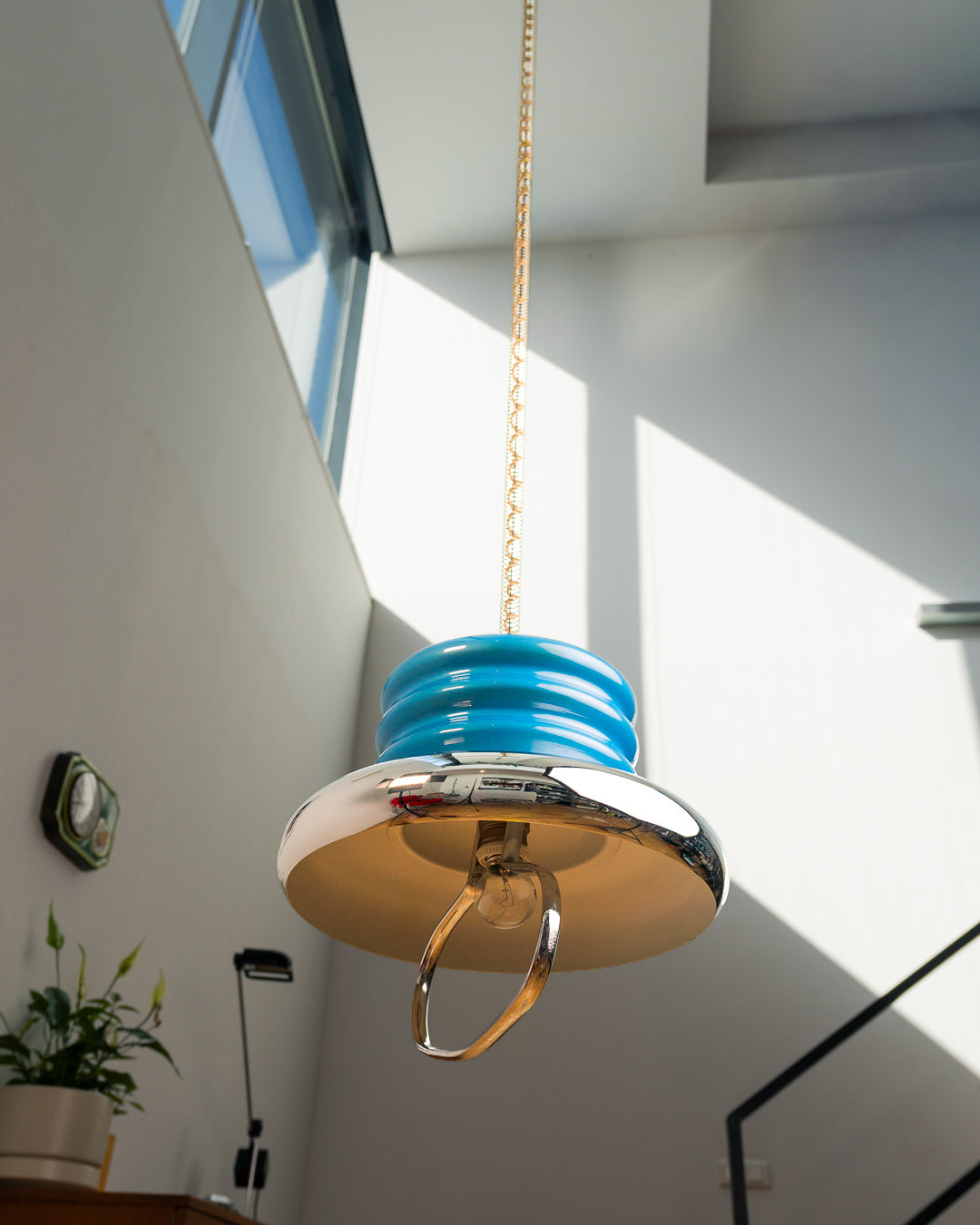 Vintage 1970s chrome and blue lacquered extendable ceiling lamp with ribbed body and reflective chrome disc. Space Age style. Vecino Shop