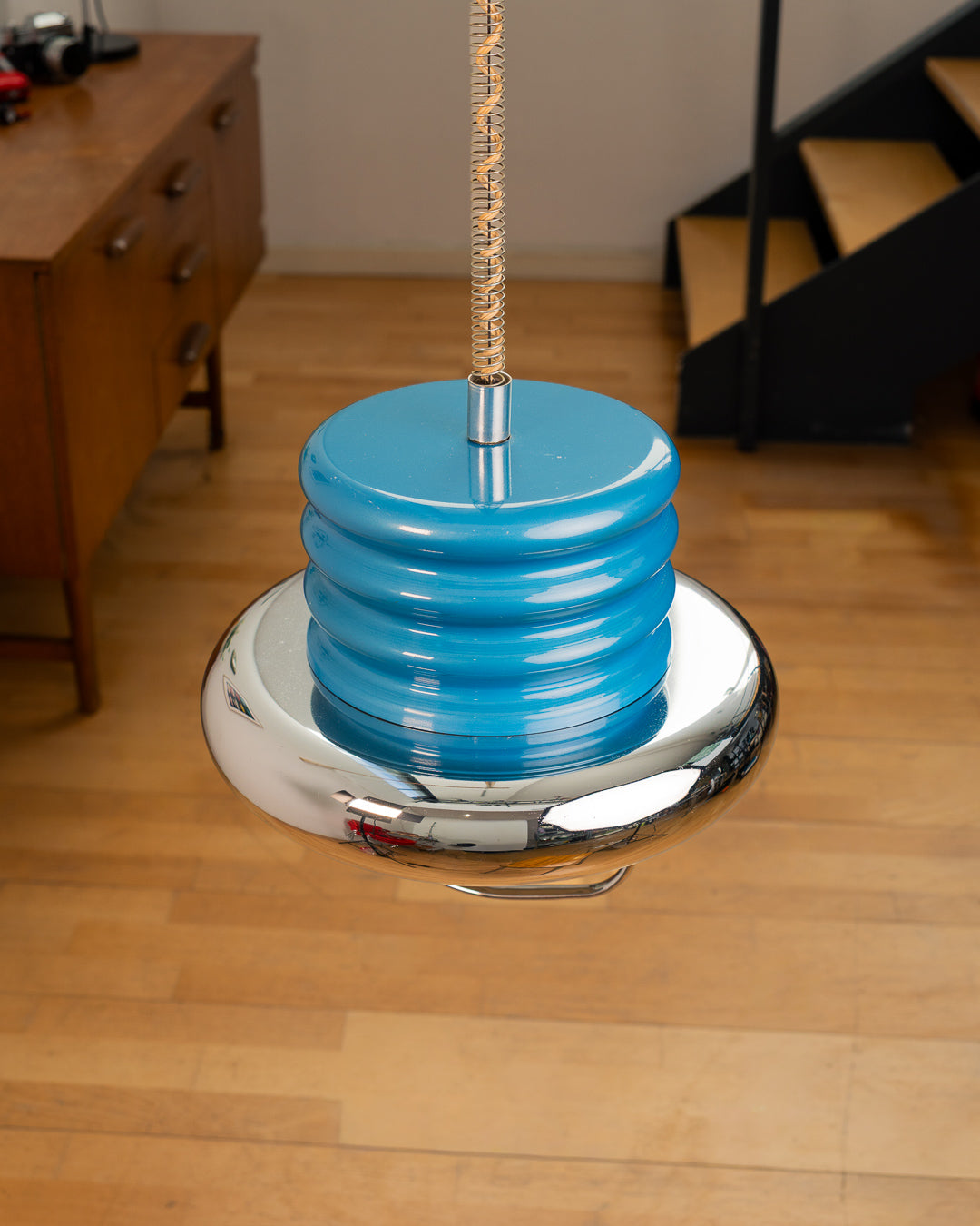 Vintage 1970s chrome and blue lacquered extendable ceiling lamp with ribbed body and reflective chrome disc. Space Age style. Vecino Shop