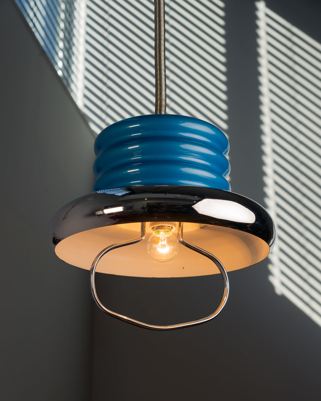 Vintage 1970s chrome and blue lacquered extendable ceiling lamp with ribbed body and reflective chrome disc. Space Age style. Vecino Shop