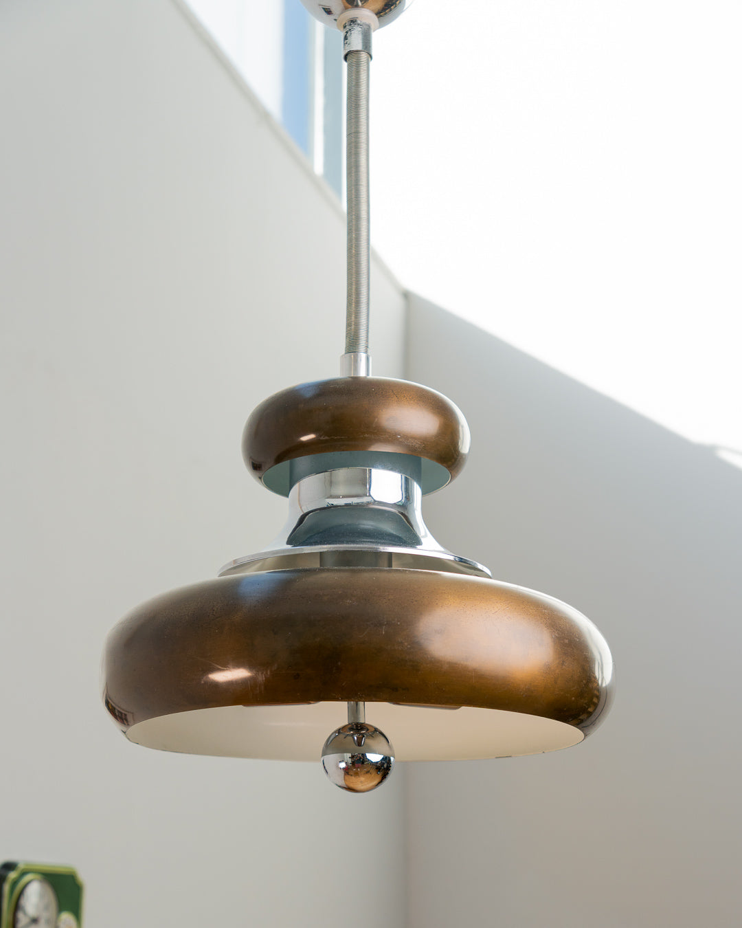 Vintage 1970s Space Age extendable pendant lamp with polished chrome body, brass-toned shades and spherical chrome handle. Vecino Shop