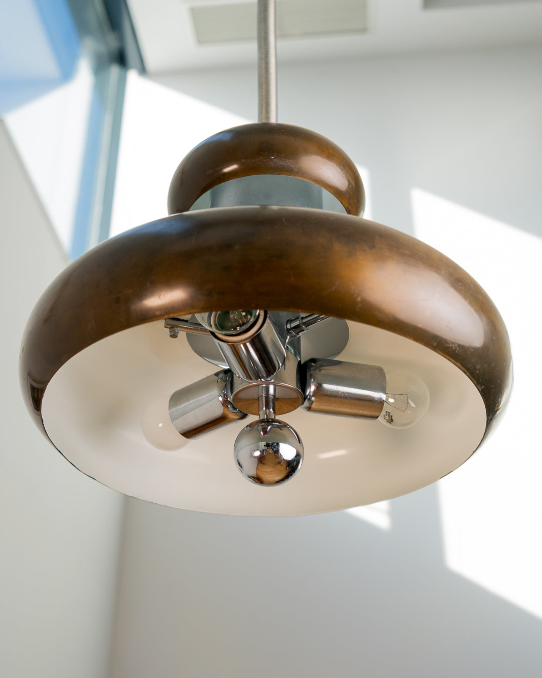Vintage 1970s Space Age extendable pendant lamp with polished chrome body, brass-toned shades and spherical chrome handle. Vecino Shop