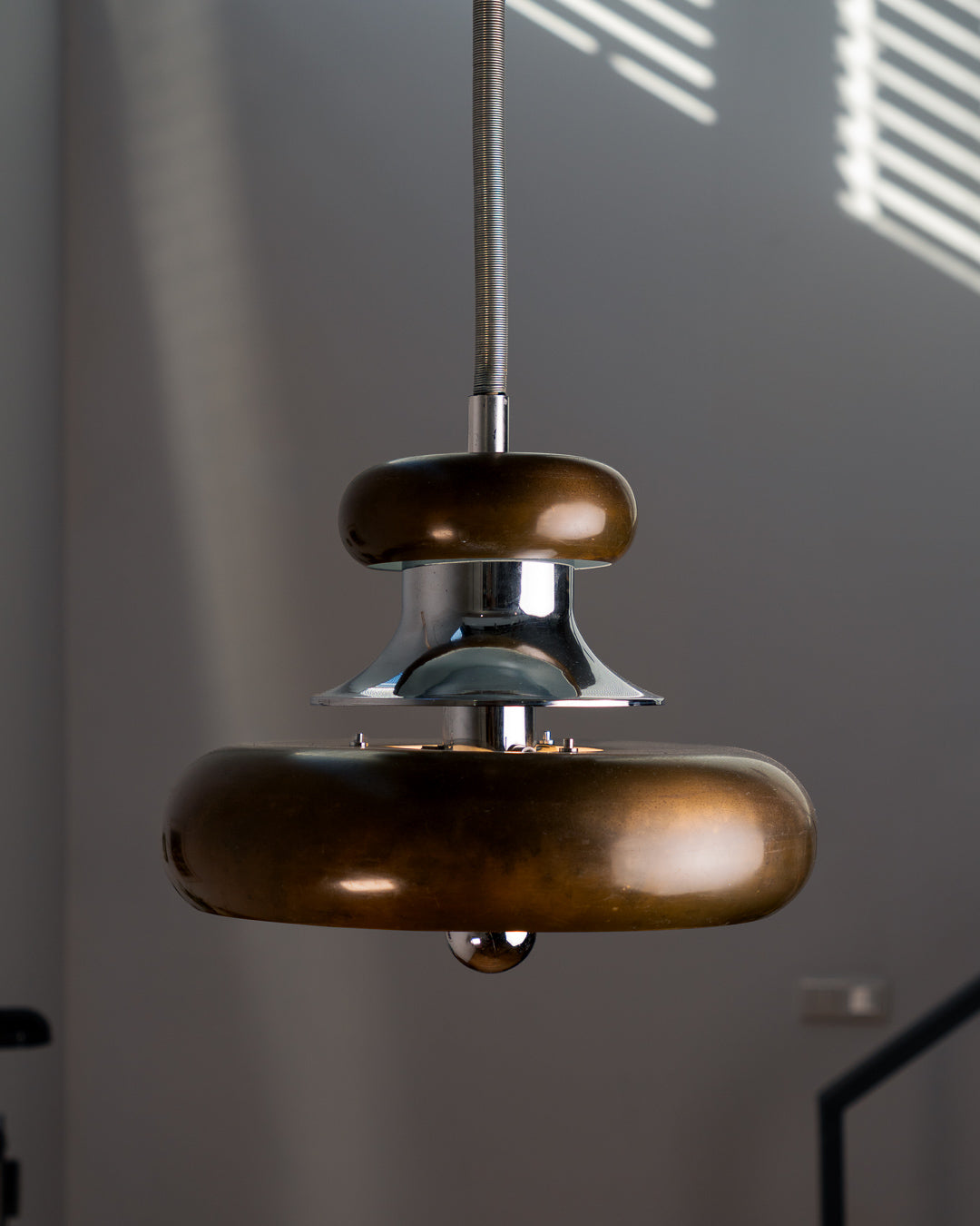 Vintage 1970s Space Age extendable pendant lamp with polished chrome body, brass-toned shades and spherical chrome handle. Vecino Shop