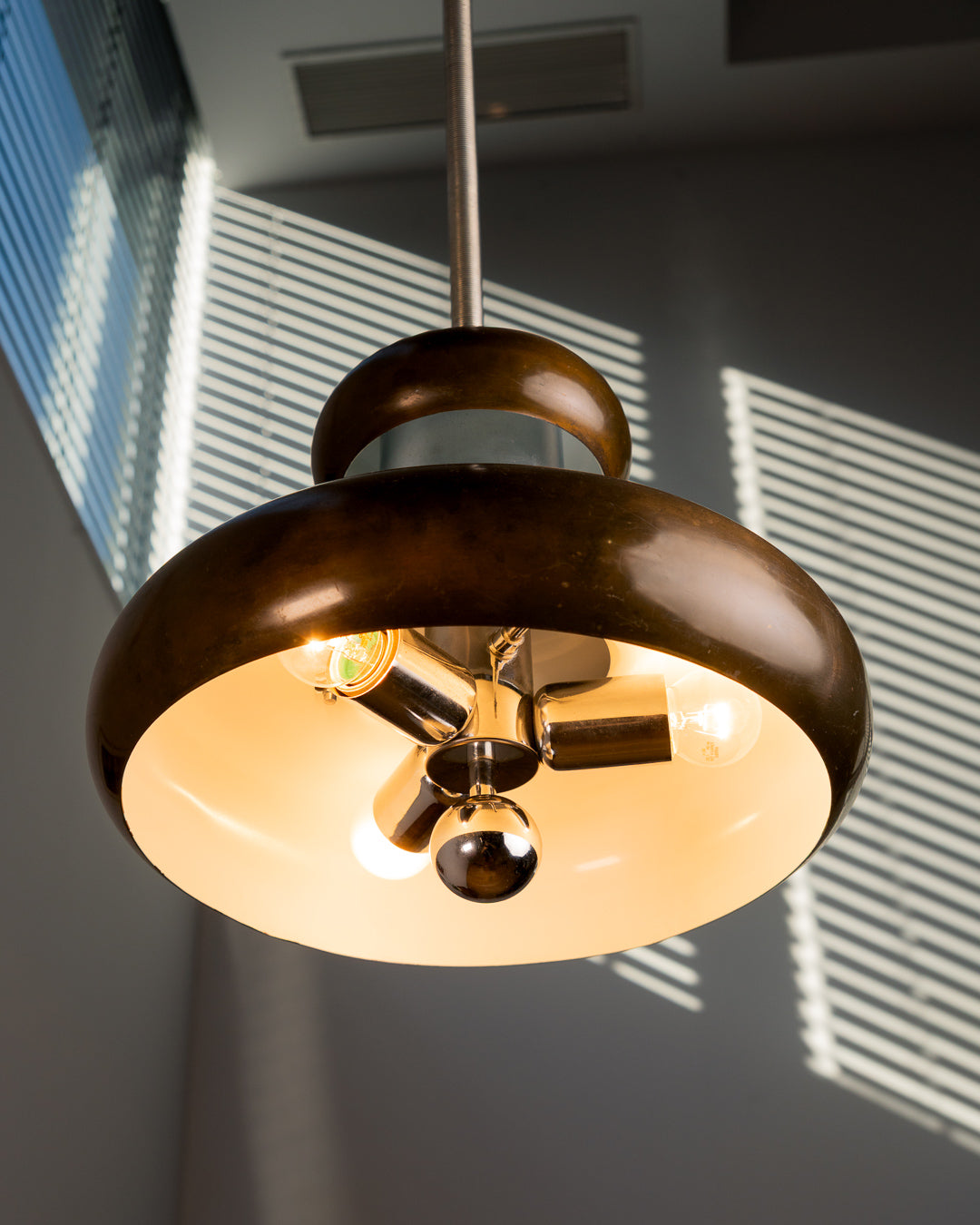 Vintage 1970s Space Age extendable pendant lamp with polished chrome body, brass-toned shades and spherical chrome handle. Vecino Shop