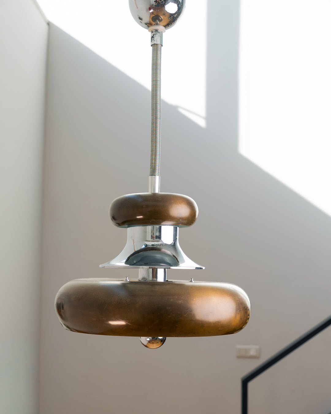 Vintage 1970s Space Age extendable pendant lamp with polished chrome body, brass-toned shades and spherical chrome handle. Vecino Shop