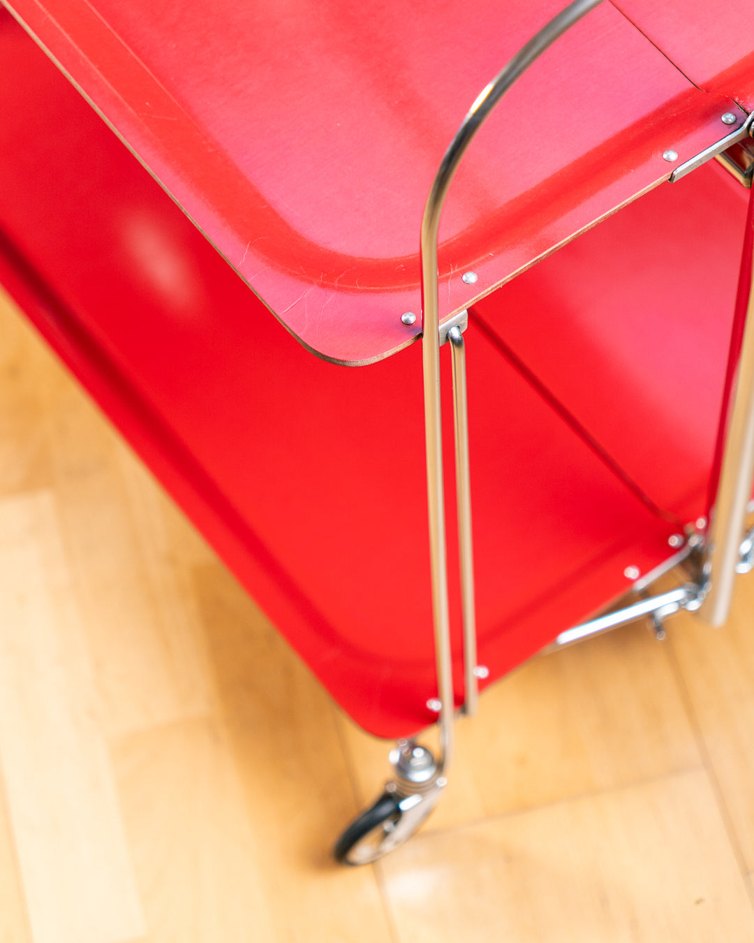 Vintage 1960s Raquer red folding trolley with  Formica shelves and chrome details. Bar Cart, drinks trolley. Mid Century Modern. Vecino Shop
