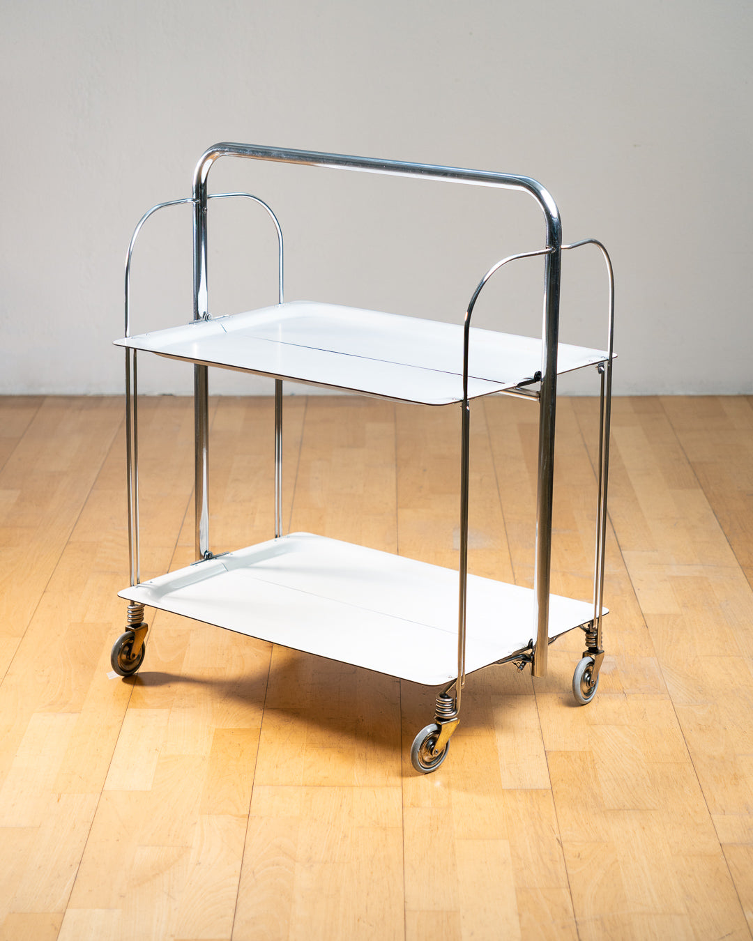 Vintage 1960s Raquer white folding trolley with  Formica shelves and chrome details. Bar Cart, drinks trolley. Mid Century Modern. Vecino Shop