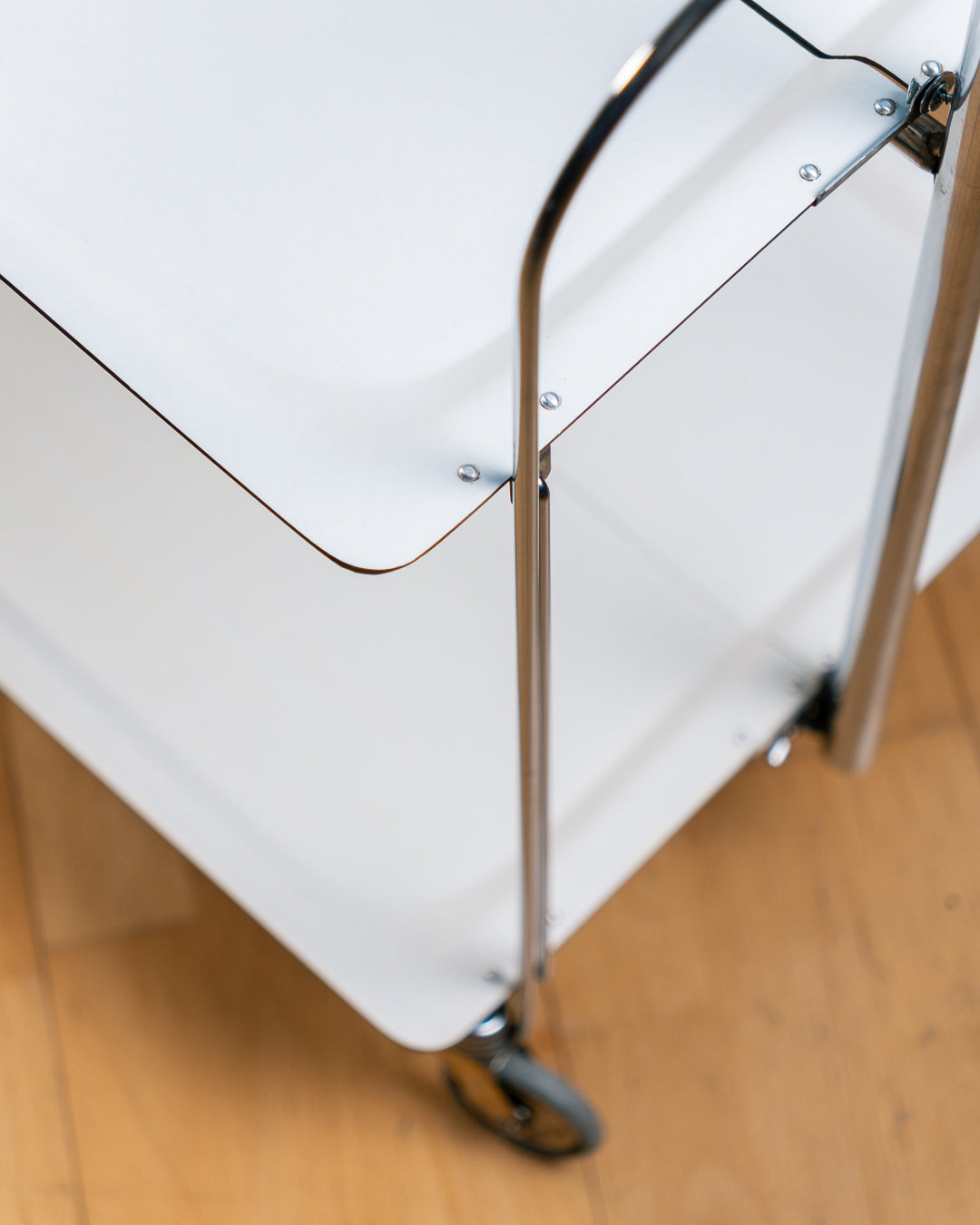 Vintage 1960s Raquer white folding trolley with  Formica shelves and chrome details. Bar Cart, drinks trolley. Mid Century Modern. Vecino Shop