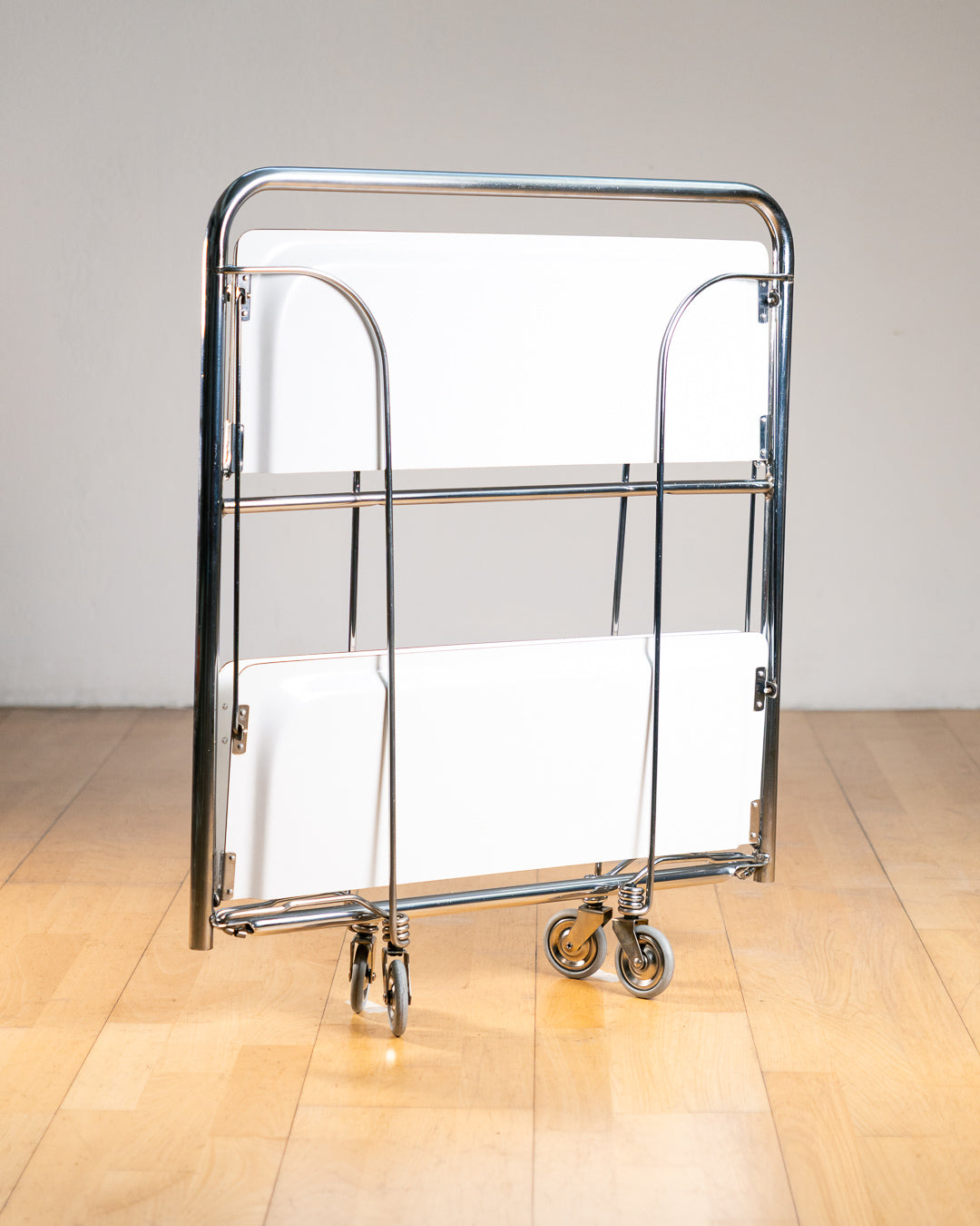 Vintage 1960s Raquer white folding trolley with  Formica shelves and chrome details. Bar Cart, drinks trolley. Mid Century Modern. Vecino Shop