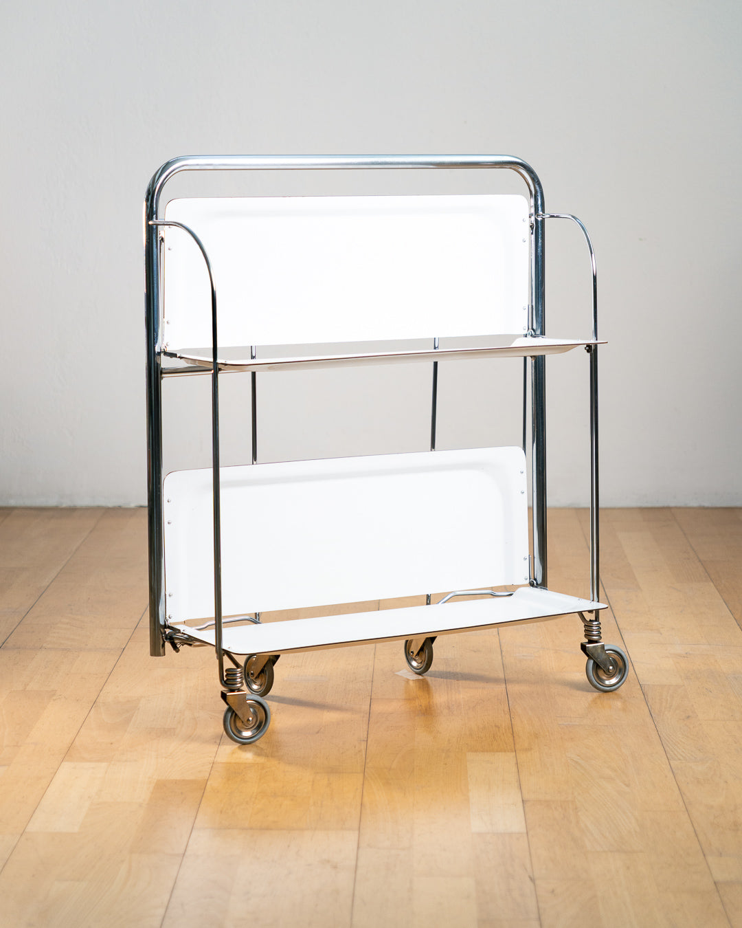 Vintage 1960s Raquer white folding trolley with  Formica shelves and chrome details. Bar Cart, drinks trolley. Mid Century Modern. Vecino Shop