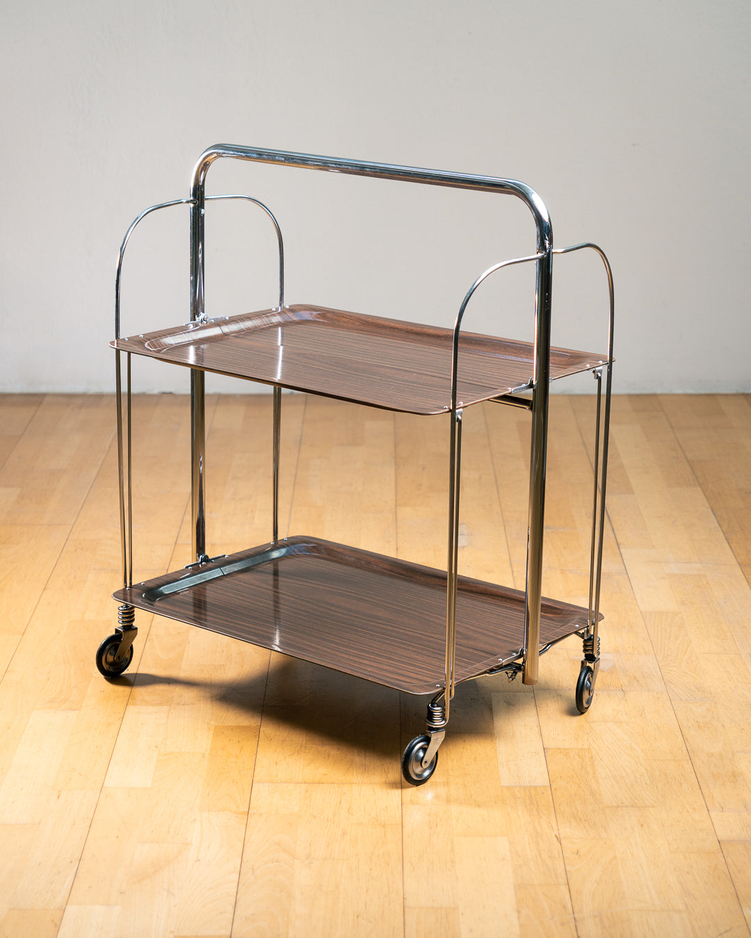 Vintage 1960s Raquer dark woodgrain folding trolley with  Formica shelves and chrome details. Bar Cart, drinks trolley. Mid Century Modern. Vecino Shop