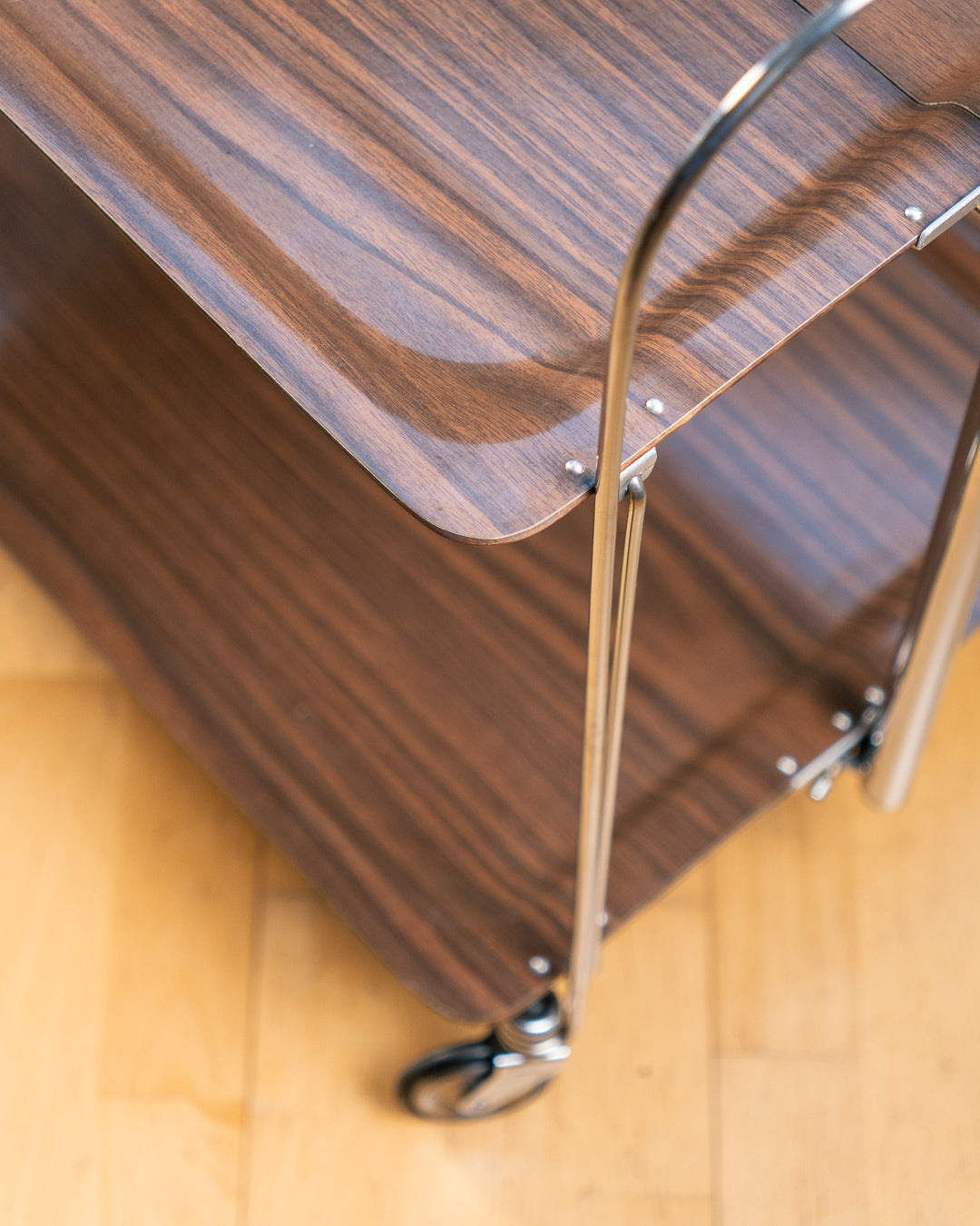 Vintage 1960s Raquer dark woodgrain folding trolley with  Formica shelves and chrome details. Bar Cart, drinks trolley. Mid Century Modern. Vecino Shop