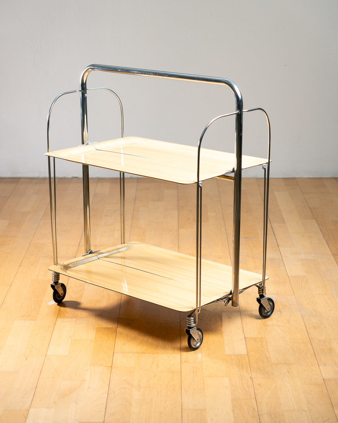 Vintage 1960s Raquer light birch woodgrain folding trolley with Formica shelves and chrome details. Bar Cart, drinks trolley. Mid Century Modern. Vecino Shop