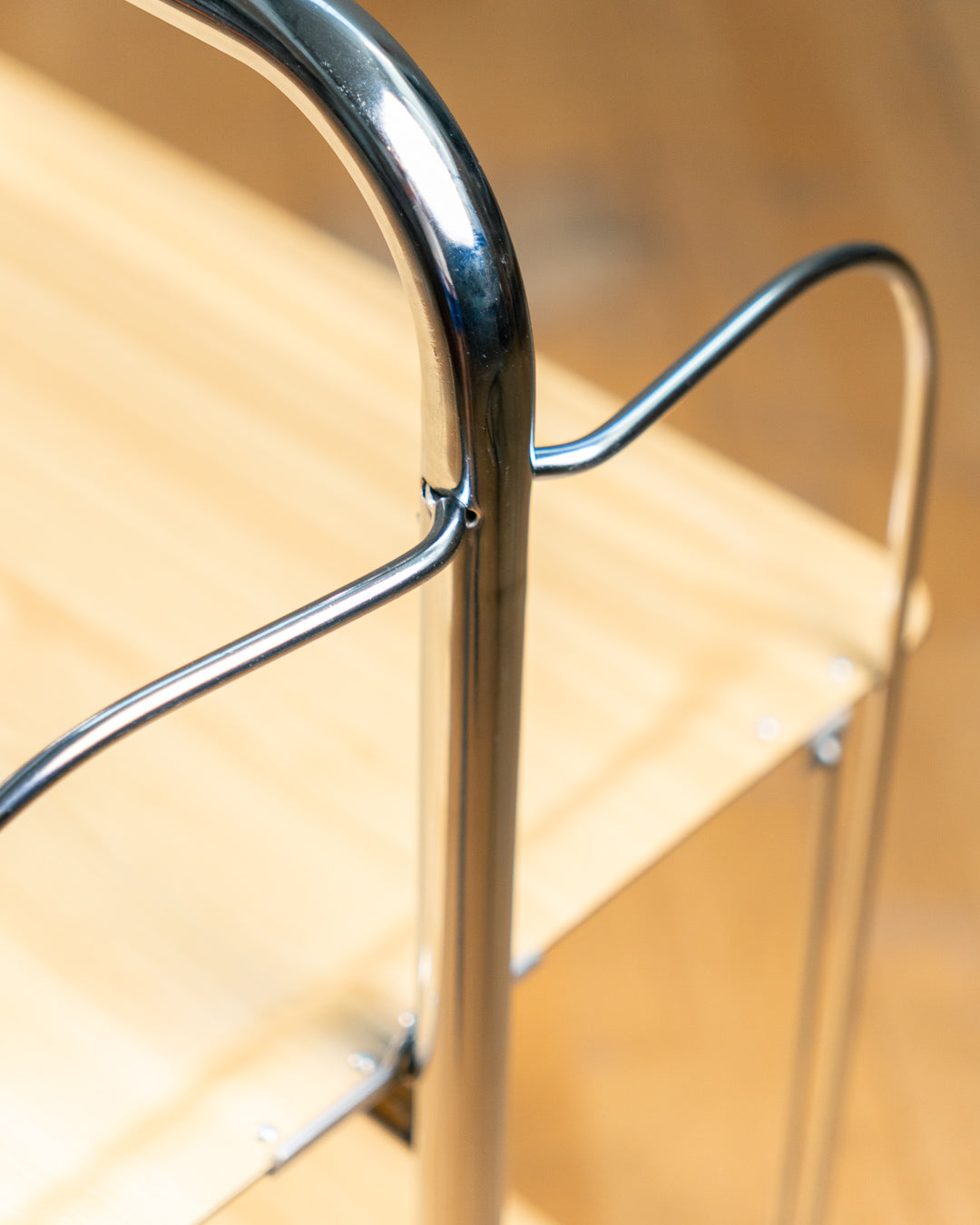 Vintage 1960s Raquer light birch woodgrain folding trolley with Formica shelves and chrome details. Bar Cart, drinks trolley. Mid Century Modern. Vecino Shop