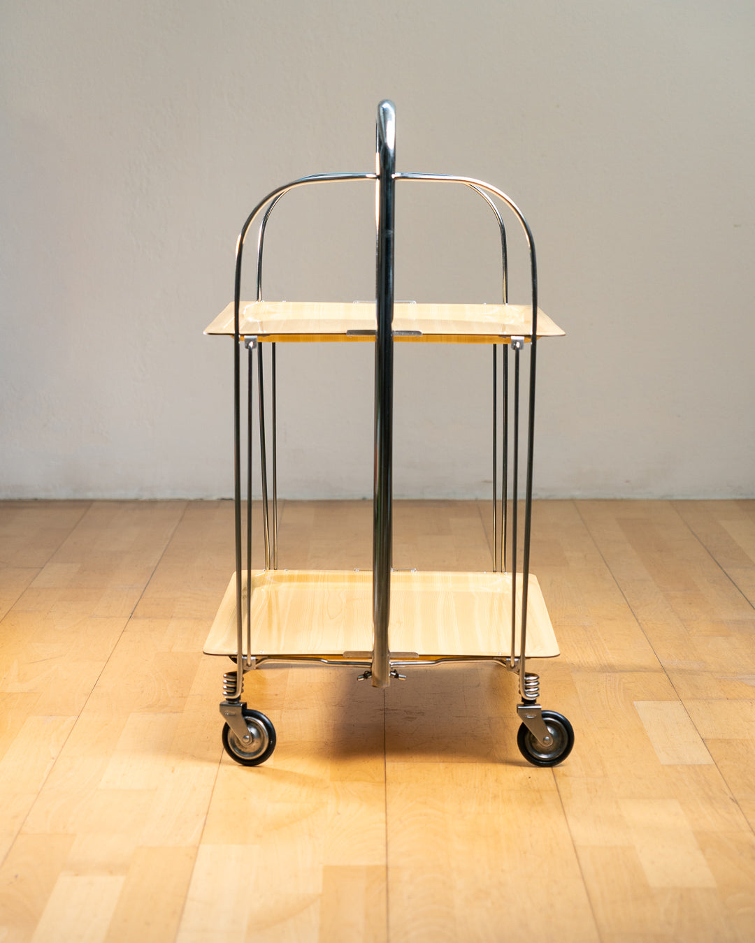 Vintage 1960s Raquer light birch woodgrain folding trolley with Formica shelves and chrome details. Bar Cart, drinks trolley. Mid Century Modern. Vecino Shop