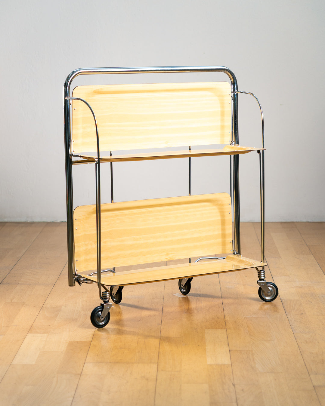 Vintage 1960s Raquer light birch woodgrain folding trolley with Formica shelves and chrome details. Bar Cart, drinks trolley. Mid Century Modern. Vecino Shop