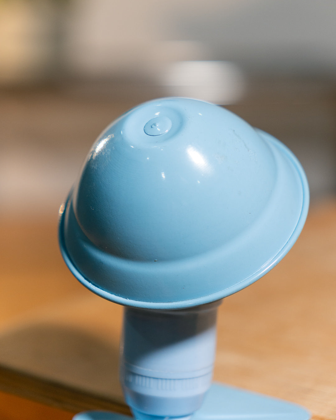 Vintage Leviton mini mushroom clip lamp 1960s in baby blue metal, French Space Age lighting with B22 bayonet fitting and pastel design – Vecino Shop