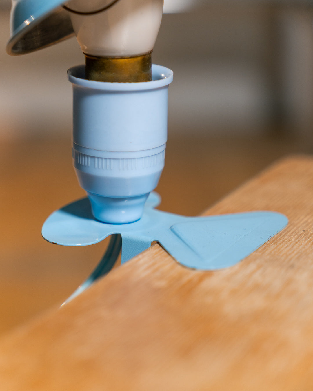 Vintage Leviton mini mushroom clip lamp 1960s in baby blue metal, French Space Age lighting with B22 bayonet fitting and pastel design – Vecino Shop