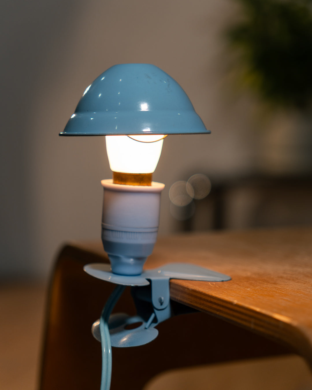 Vintage Leviton mini mushroom clip lamp 1960s in baby blue metal, French Space Age lighting with B22 bayonet fitting and pastel design – Vecino Shop
