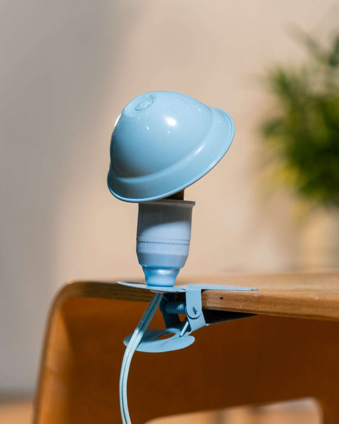 Vintage Leviton mini mushroom clip lamp 1960s in baby blue metal, French Space Age lighting with B22 bayonet fitting and pastel design – Vecino Shop