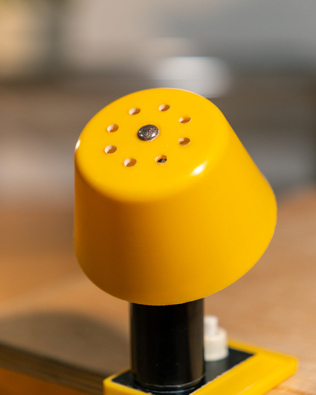 Vintage Elios mini mushroom clip lamp 1970s in bright yellow plastic, Italian Space Age lighting with integrated switch design and E14 fitting – Vecino Shop