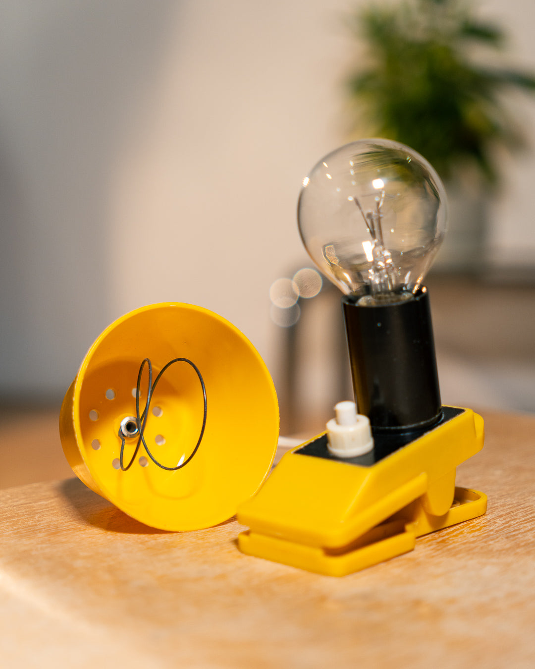 Vintage Elios mini mushroom clip lamp 1970s in bright yellow plastic, Italian Space Age lighting with integrated switch design and E14 fitting – Vecino Shop