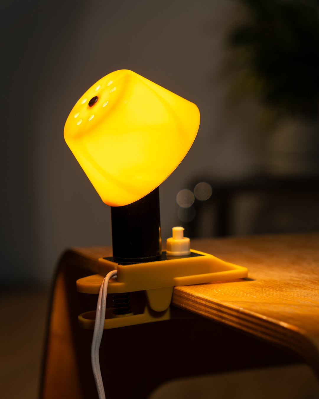 Vintage Elios mini mushroom clip lamp 1970s in bright yellow plastic, Italian Space Age lighting with integrated switch design and E14 fitting – Vecino Shop