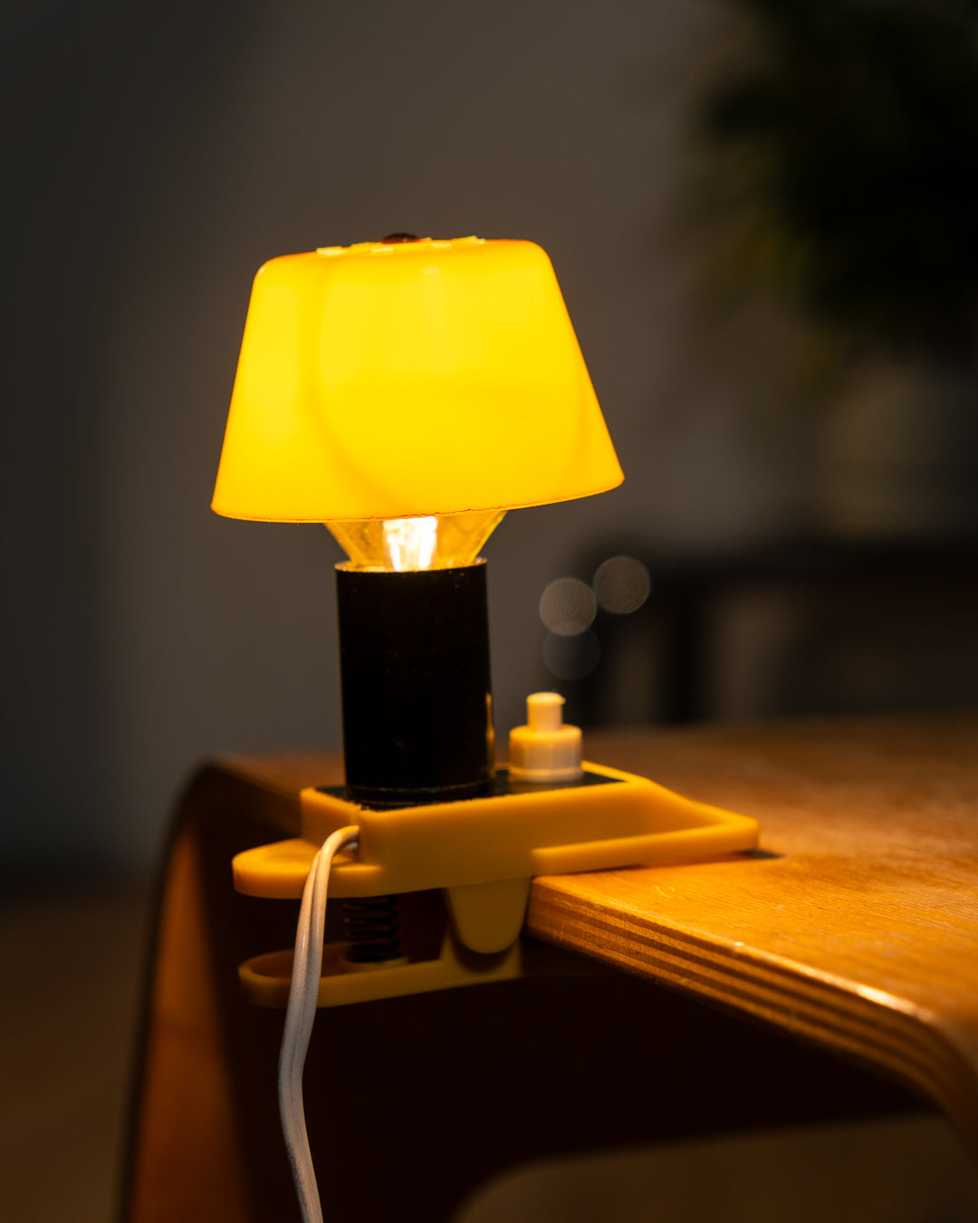 Vintage Elios mini mushroom clip lamp 1970s in bright yellow plastic, Italian Space Age lighting with integrated switch design and E14 fitting – Vecino Shop