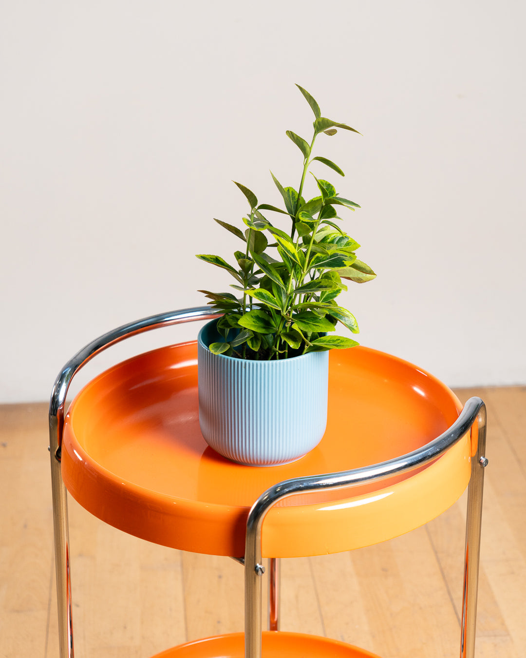 Vintage Italian chrome serving trolley with two orange plastic trays from the 1970s. Space Age bar cart design. Vecino Shop
