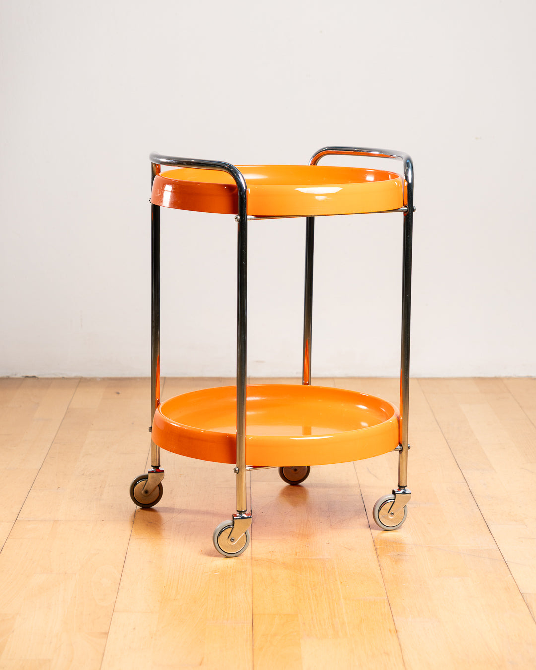 Vintage Italian chrome serving trolley with two orange plastic trays from the 1970s. Space Age bar cart design. Vecino Shop