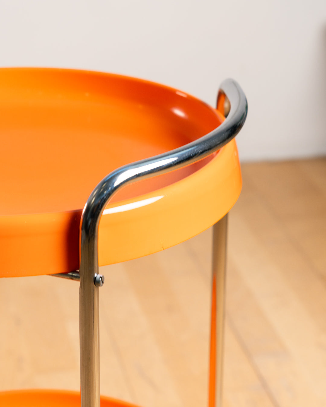Vintage Italian chrome serving trolley with two orange plastic trays from the 1970s. Space Age bar cart design. Vecino Shop