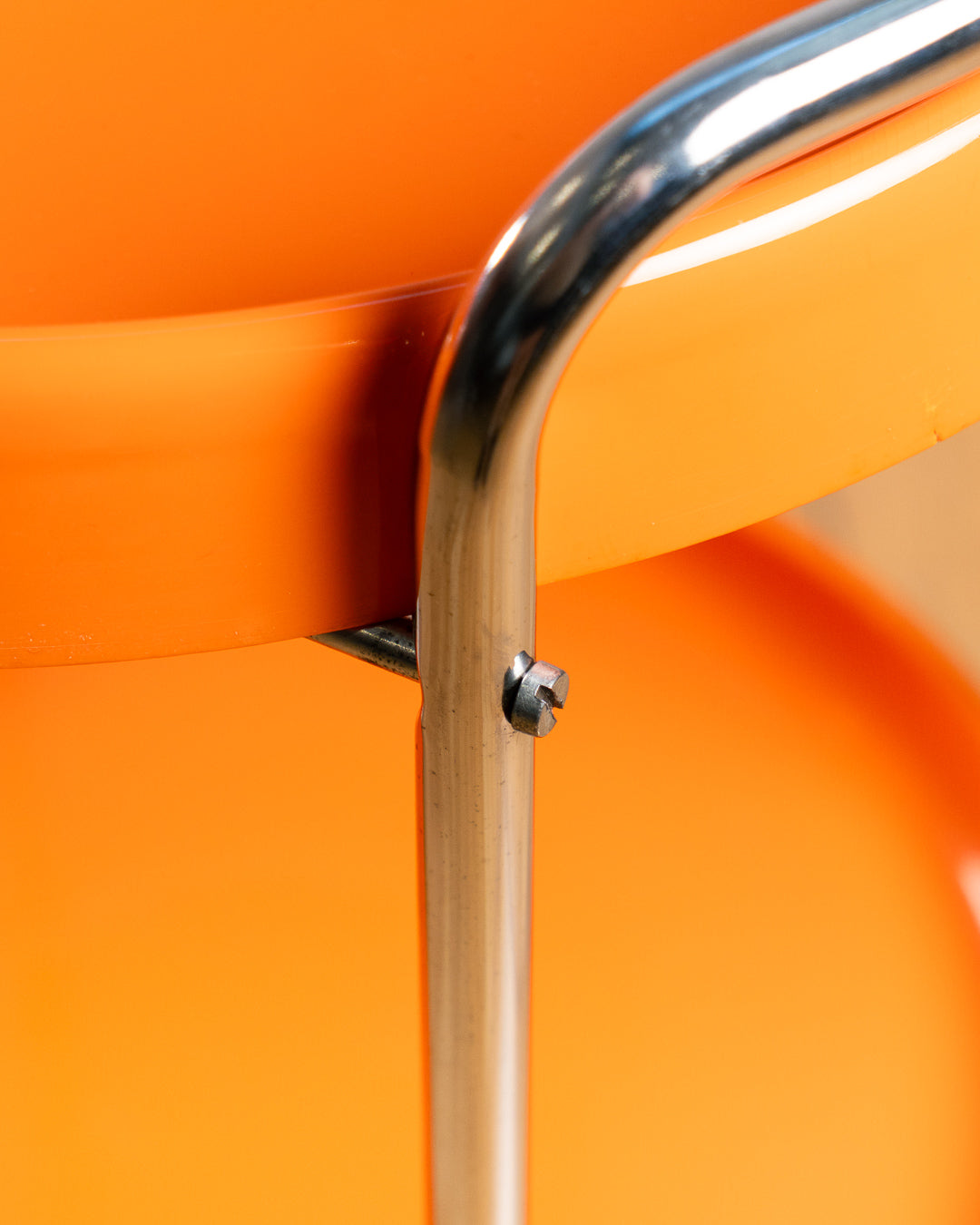 Vintage Italian chrome serving trolley with two orange plastic trays from the 1970s. Space Age bar cart design. Vecino Shop